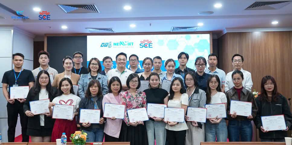 Học viên nhận chứng nhận hoàn thành khoá đào tạo